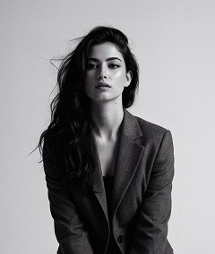 Retrato em preto e branco de uma mulher de blazer